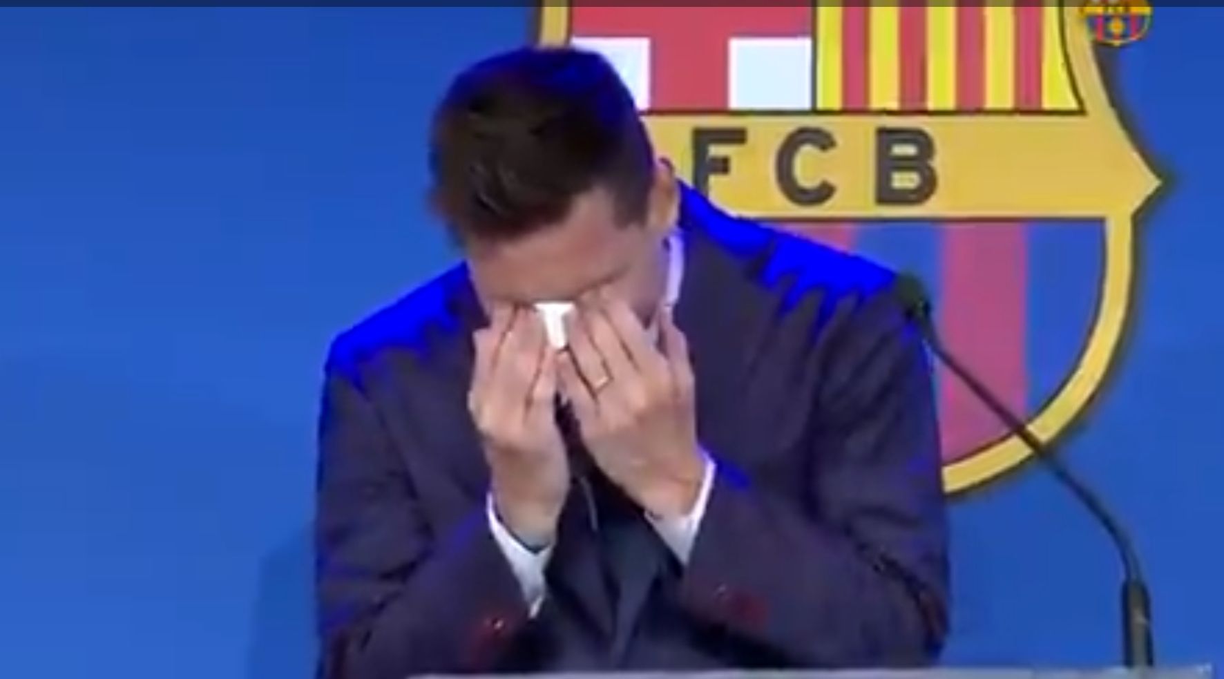 Ekspresi Lionel Messi saat ucapkan perpisahan dengan Barcelona, Minggu 8 Agustus 2021.  