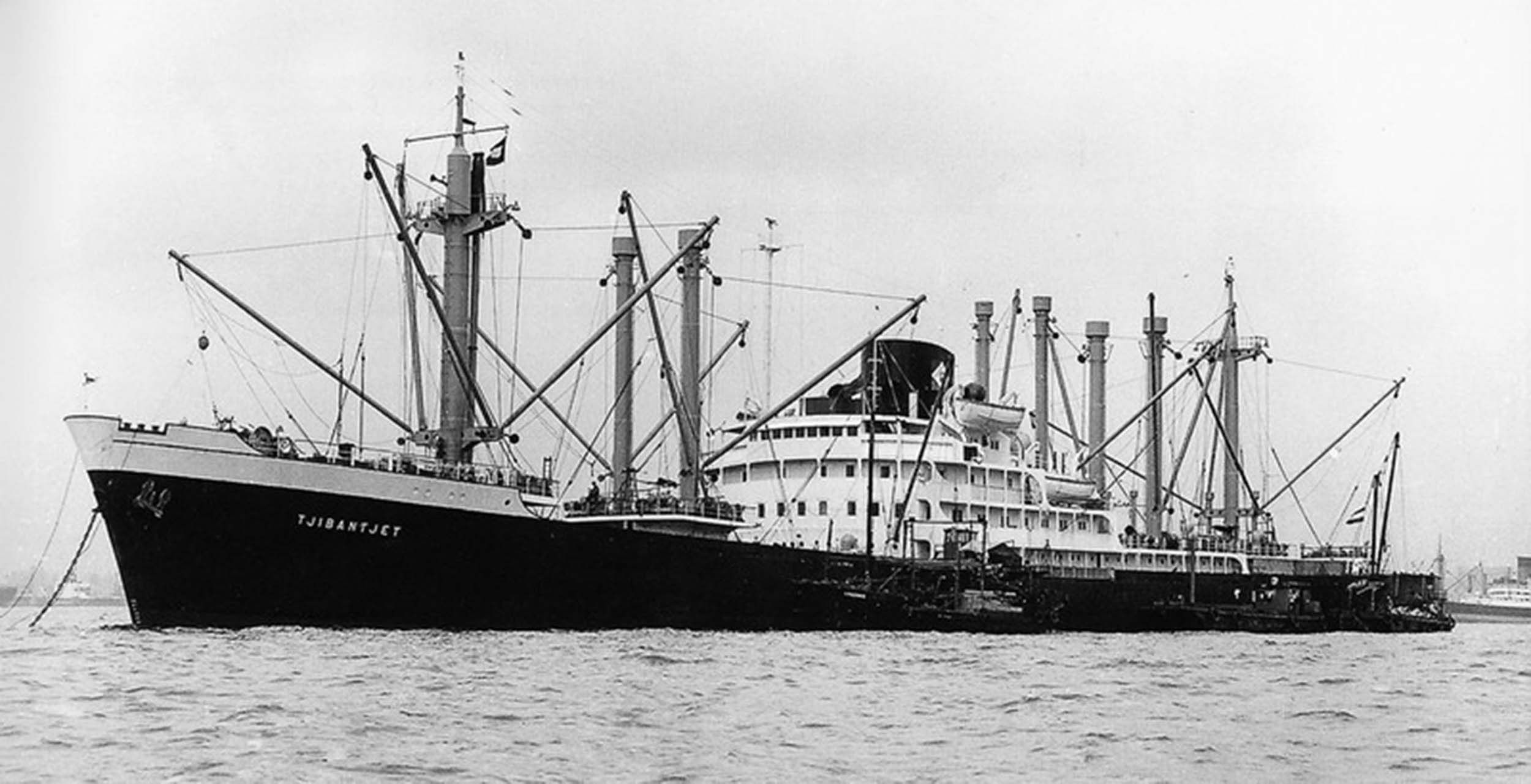 Kapal MV Tjibantjet saat di Hong Kong tahun 1958, aneka foto kapal tersebut dikumpulkan dari sejumlah foto milik empat orang awaknya, Muck van der Kroft, John Papenhuyzen, Ad Rommen, dan Erik Moen. dok RJ Bersma