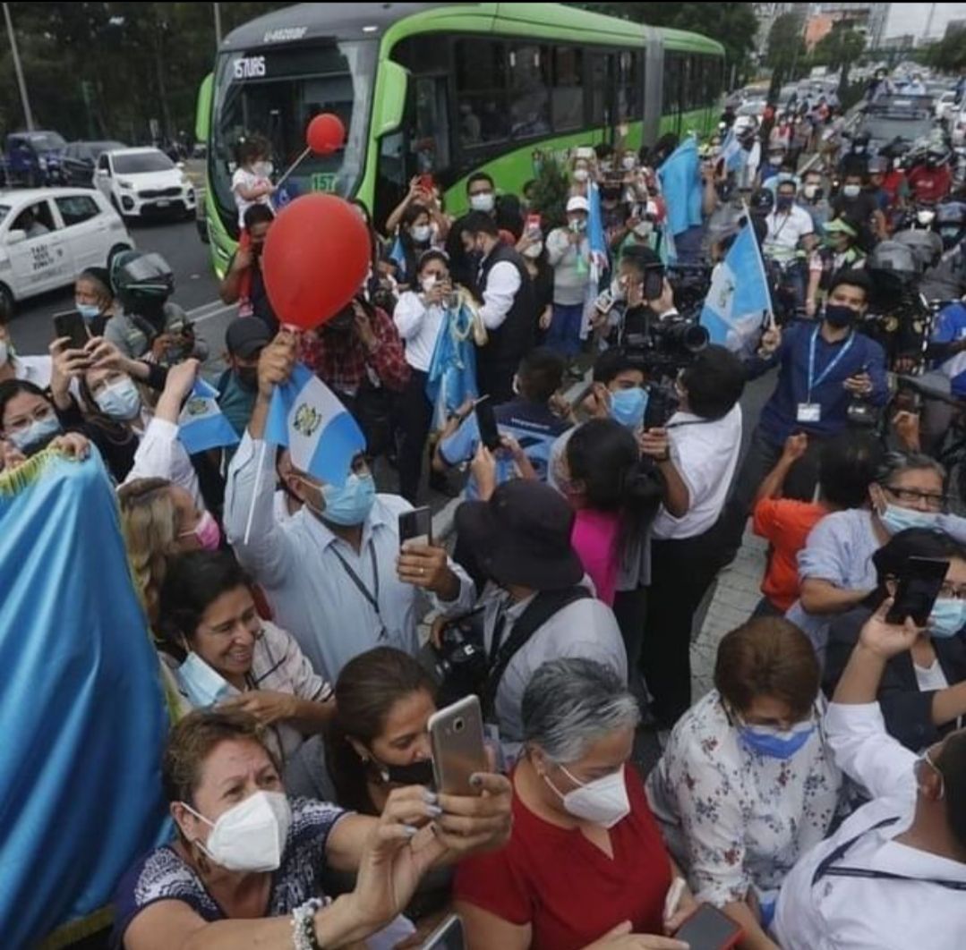 Kerumunan warga Guatemala yang menunggu kepulangan Kevin Cordon