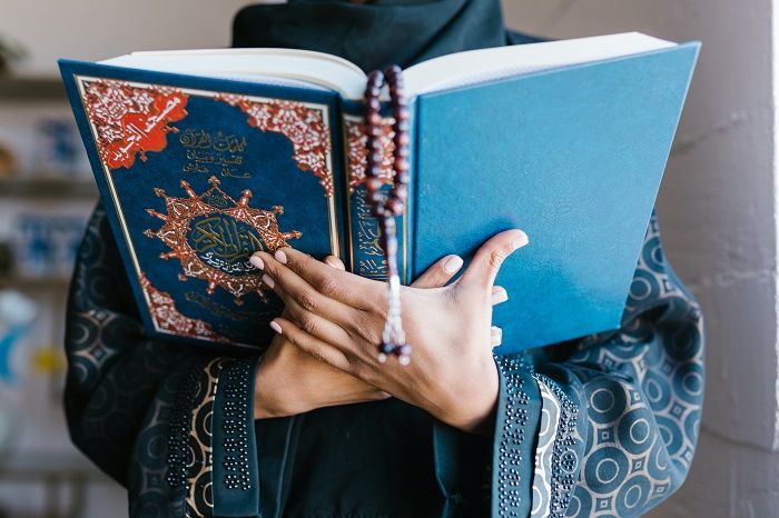 Ilustrasi sedang membaca Al Quran demi hijrah di tahun baru Islam di pembahasan Khutbah Jumat terbaru 2021. 