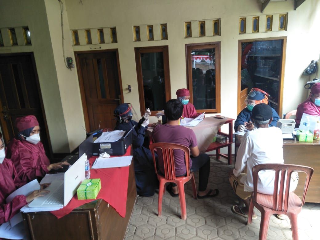 Warga Desa Gunungsembung, Kecamatan Pagaden - Subang sedang melaksanakan vaksinasi Covid-19 ke-2,  berlokasi di Kantor YIAI, Kampung Sembung I, Desa Gunungsembung, pada Selasa (10 Agustus 2021)