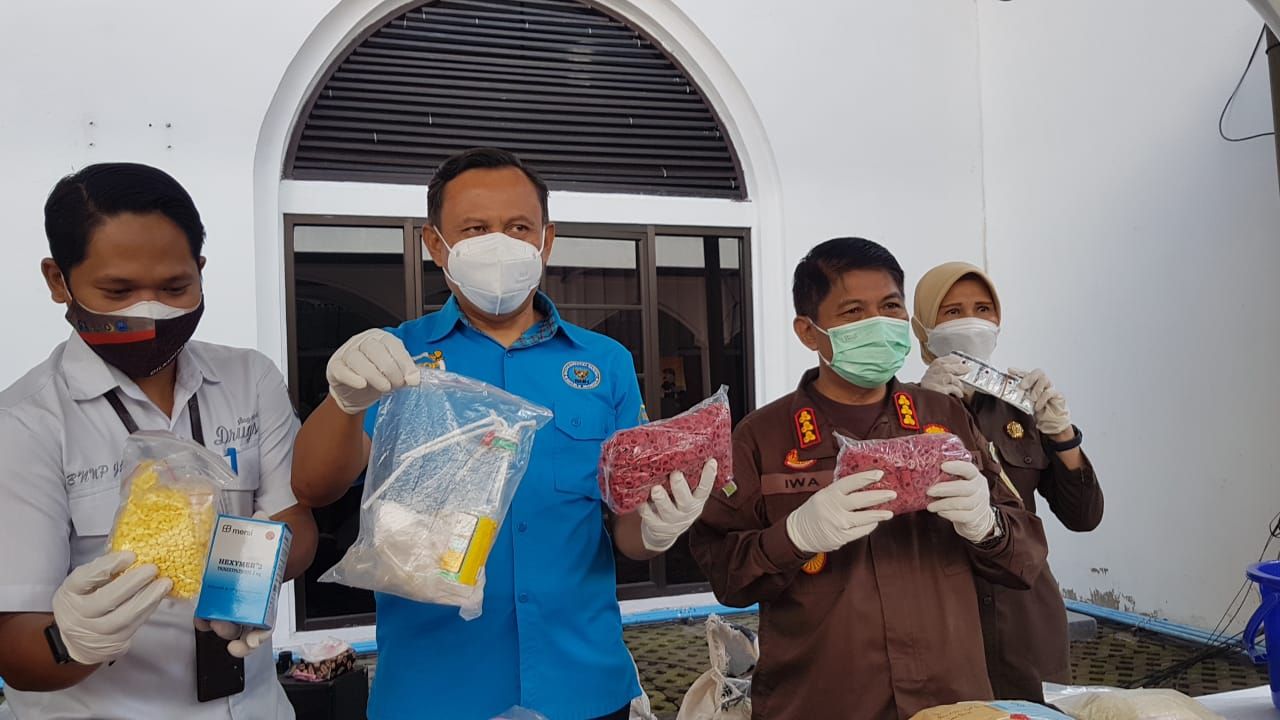 Kepala Kejari Bandung Iwa Suwia Pribawa memperlihatkan bungkusan karet gas elpiji yang tidak ber SNI