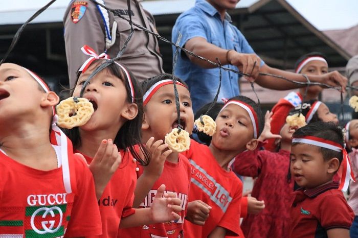 Ilustrasi lomba makan kerupuk saat perayaan HUT Kemerdekaan RI