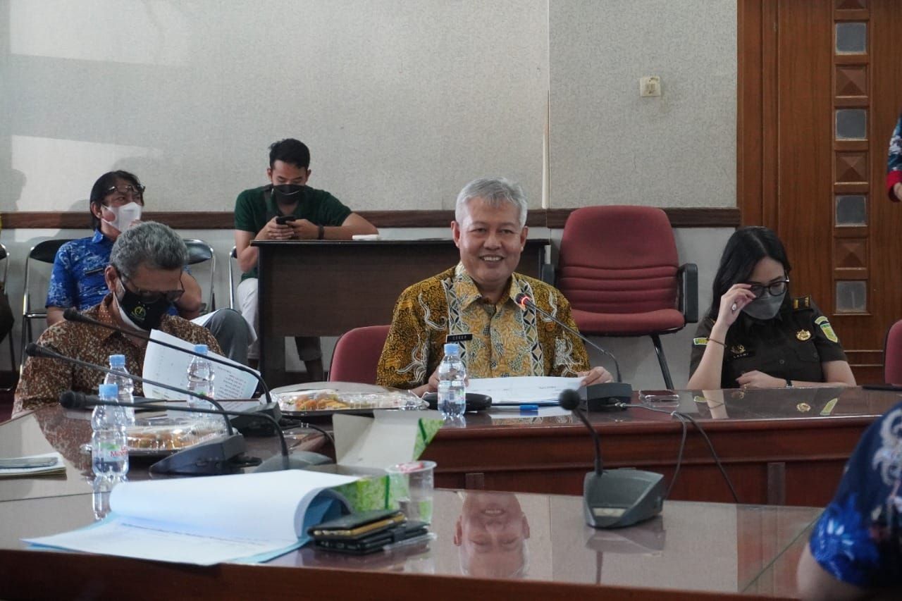 Kepala BKPSDM Subang Drs. H. Cecep Supriatin, M.Si., (tengah) menyampaikan laporan bahwa 278 dari 621 pelamar (TMS) melakukan sanggahan terhadap hasil pengumuman Tahap Awal Seleksi CPNS 2021 Kabupaten Subang. Kamis (12 Agustus 2021).