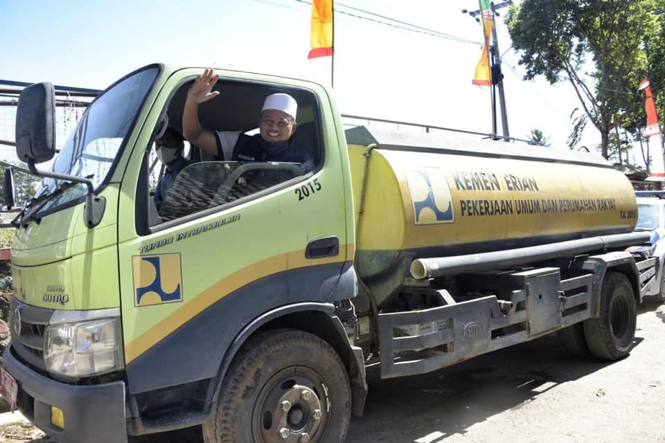 Wakil Gubernur Jabar, Uu Ruzhanul Ulum saat membantu warga menangani krisis air bersih di Kecamatan Cibatu, Kabupaten Garut