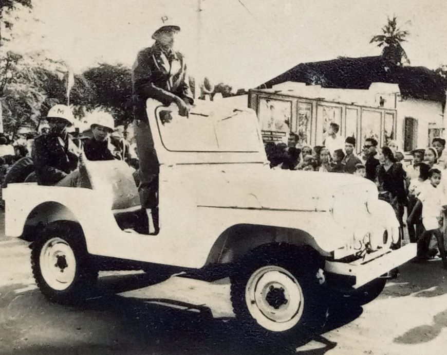 Sanjoto di atas jeep Miliary Police yang dihibahkan tentara MP Belanda setelah penyerahan kedaulatan