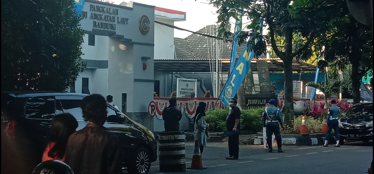 Tampak sejumlah anggota TNI AL tengah melakukan penjagaan di depan gedung Lanal Bandung,  Kamis, 12 Agustus 2021.