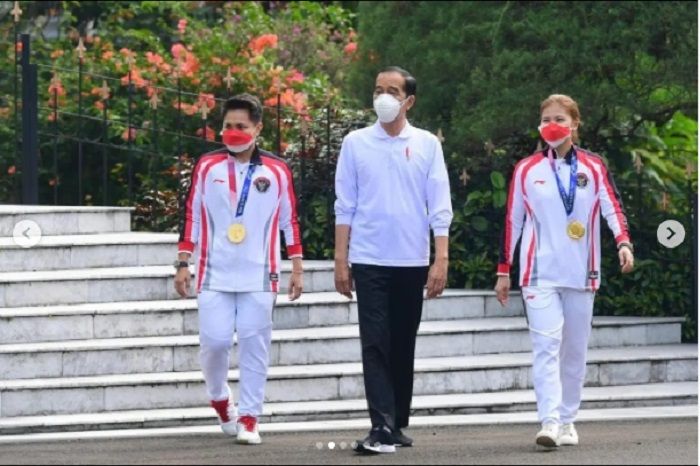 Presiden Jokowi bagikan total bonus Rp 11 miliar kepada 2 atlet peraih medali emas badminton ganda putri Olimpiade Tokyo 2020 (2021) yakni Greysia Polii dan Apriyani Rahayu di Istana Bogor, Jumat 13 Agustus 2021 pagi.