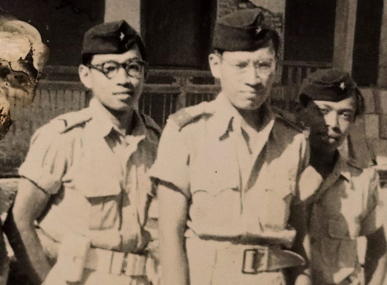 Sanjoto (kiri) bersama dua rekan seperjuangan tahun 1950