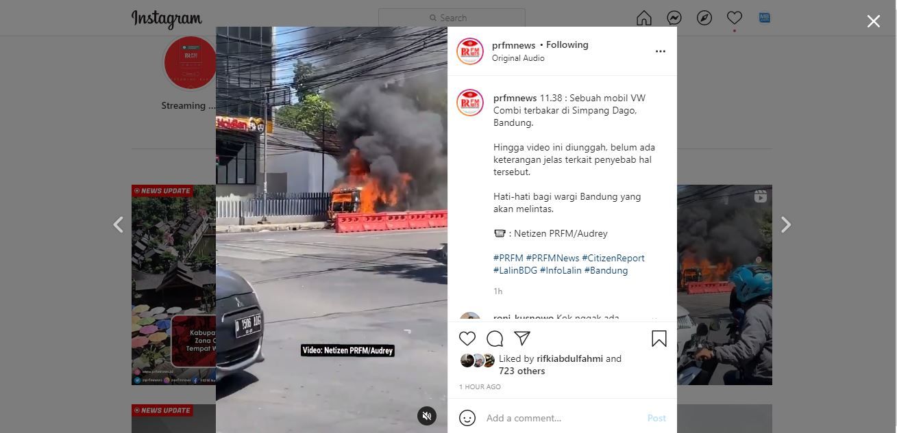Satu unit mobil VW Kombi terbakar di Simpang Dago Kota Bandung, Sabtu 14 Agustus 2021 siang.