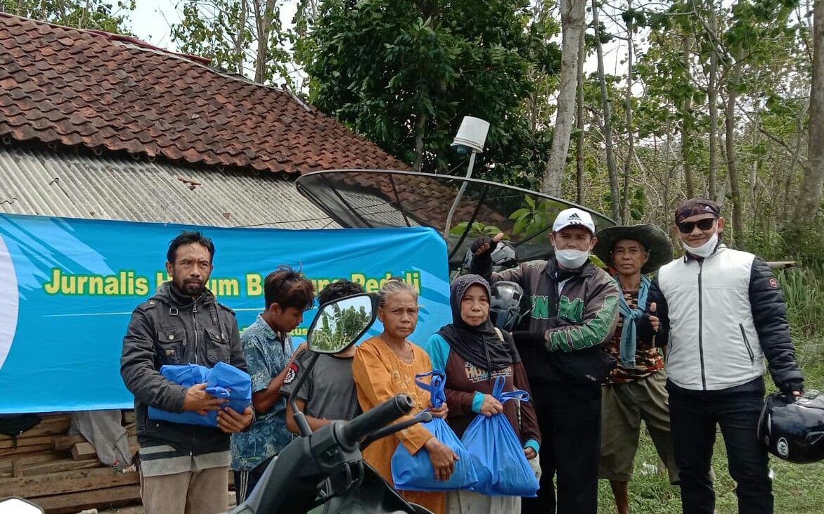 Jurnalis Hukum Bandung (JHB) melakukan aksi sosial menebar sembako ke warga terdampak pandemi di Jabar Selatan, Sabtu, 14 Agustus 2021./Lucky M Lukman/Galamedia