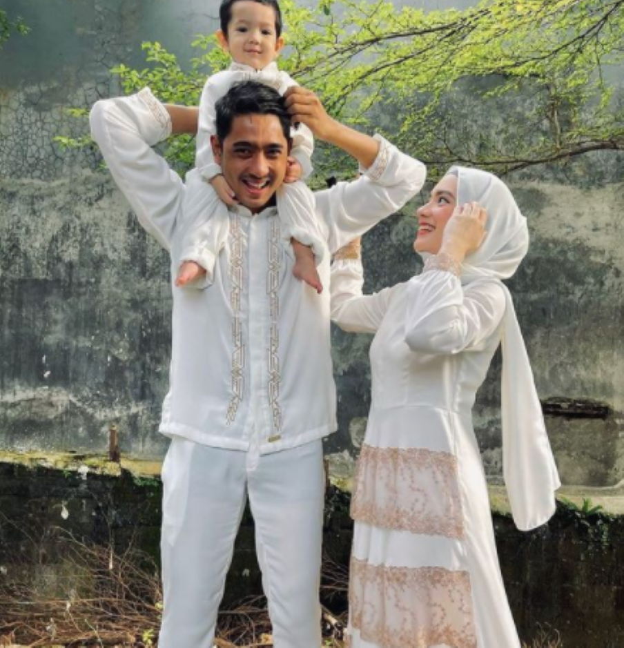 Arya Saloka dan Istrinya berfoto dengan busana Muslim
