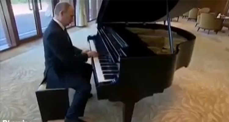 Hoaks Presiden Rusia Vladimir Putin main piano dan bawakan lagu Indonesia Raya