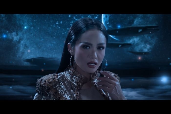 Penampilan Krisdayanti dalam video klip lagu This is Indonesia. 