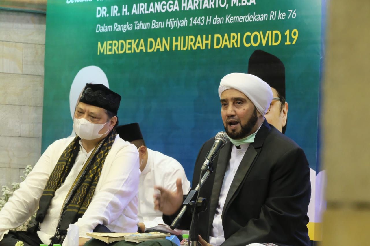 Hadiri peringatan 1 Muharam 1443 Majelis Dzikir dan Sholawat Ahlul Hidayah (AH) Bersama Para Habaib dan Ulama Khas se-Indonesia di Solo, 14 Agustus 2021 yang bertemakan Indonesia Bersolawat, Menteri Koodinator Bidang Perekonomian, Airlangga Hartarto, menyampaikan harapannya agar Indonesia bisa hijrah dari pandemi Covid-19.
