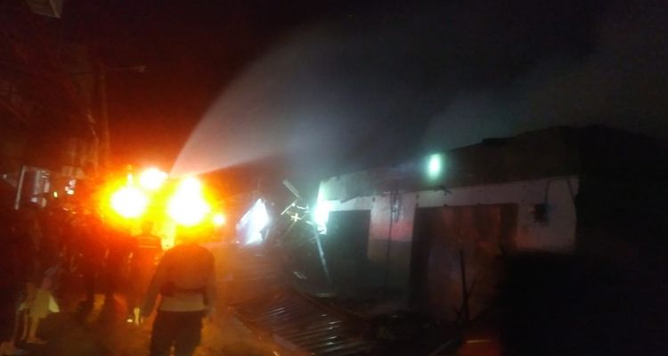 Api masih berkobar di Pasar Ciawi Tasikmalaya hingga selepas Maghrib, Minggu 15 Agustus 2021