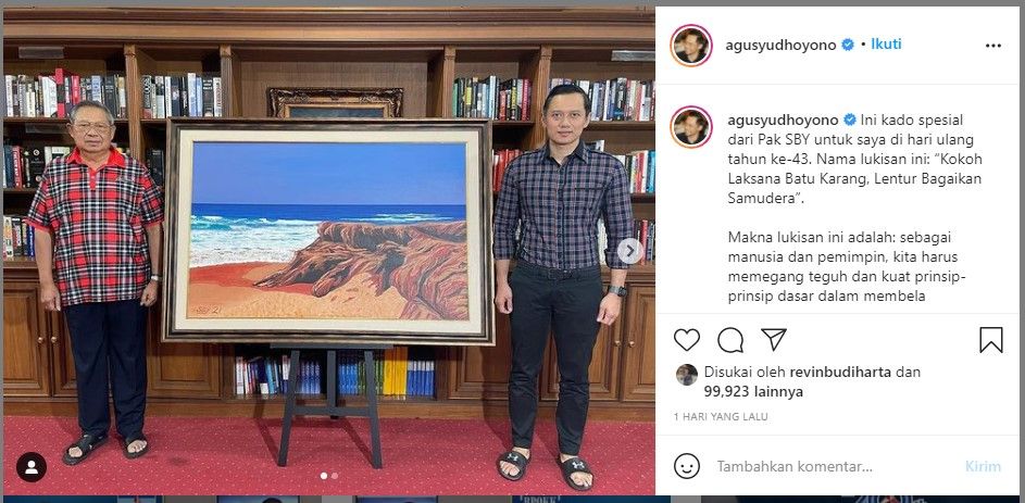 SBY yang sedang merayakan ulang tahun putranya Agus Yudhoyono dan memberikan hadiah sebuah lukisan