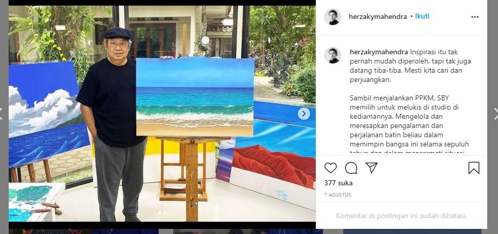 SBY sedang berfoto dengan lukisan karya Herzaky Mahendra