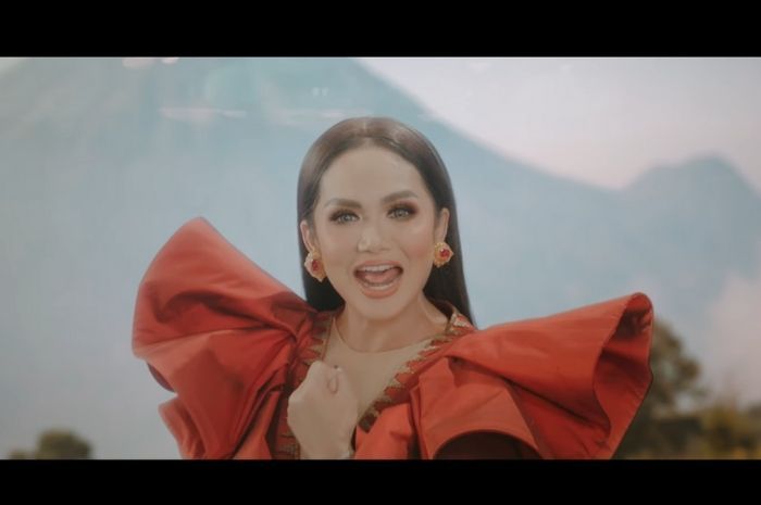 Krisdayanti di video klip lagu This is Indonesia. 