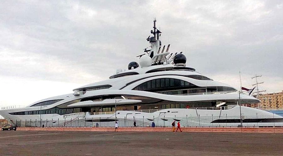 Ilustrasi kapal pesiar mewan jenis mega yacht
