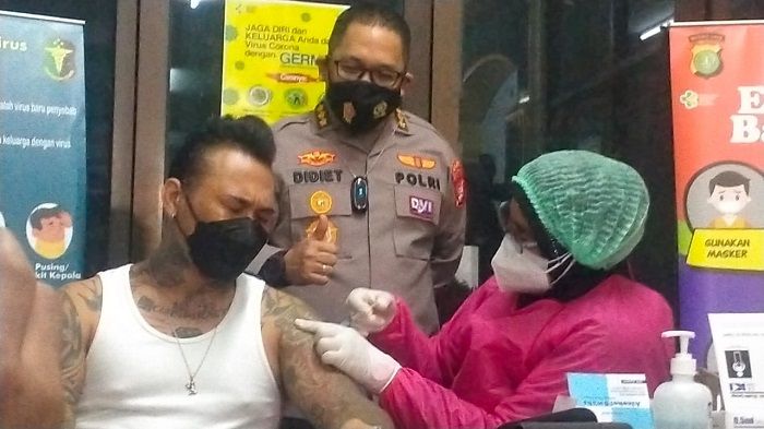I Gede Ari Astina alias Jerinx saat disuntik vaksin Sinovac di Polda Metro Jaya, Jakarta, Minggu, 15 Agustus 2021, siang hari WIB.