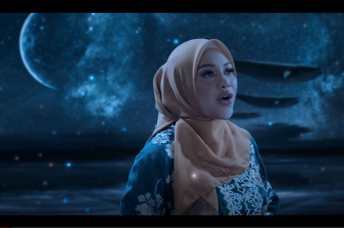 Aurel Hermansyah dalam video klip lagu This is Indonesia. 