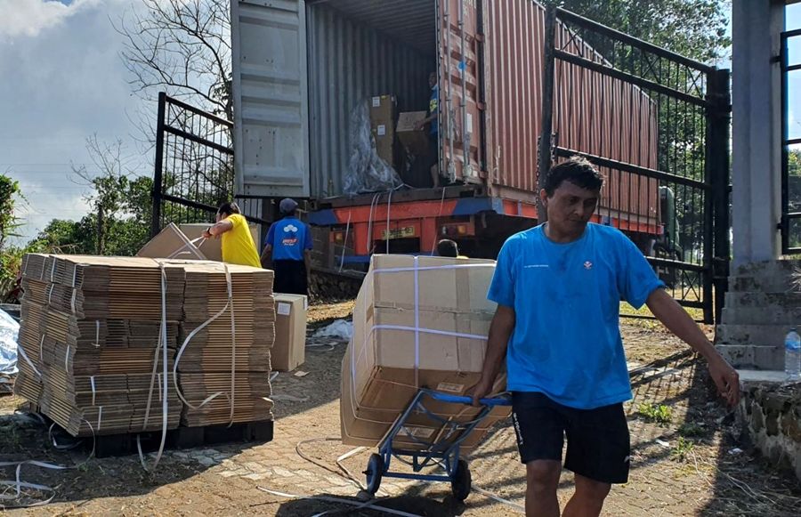 Bantuan bahan-bahan dari Jepang tiba di UPI Bandung untuk membuat disinfektan ampuh menangani Covid-19, Sabtu, 14 Agustus 2021