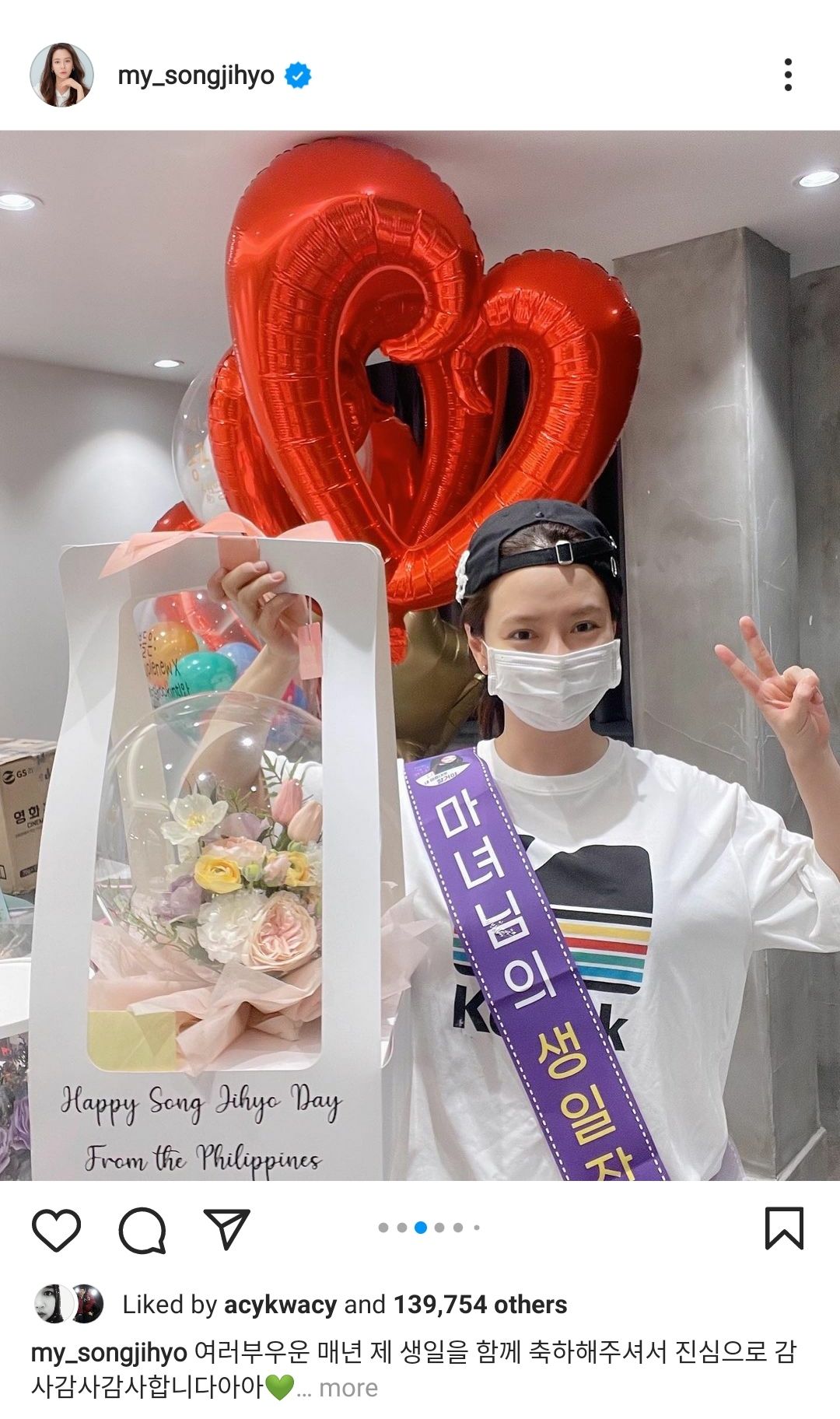 Song Ji Hyo ucapkan terima kasih kepada semua yang turut merayakan hari ulang tahunnya dan memberikannya hadiah serta kue. 