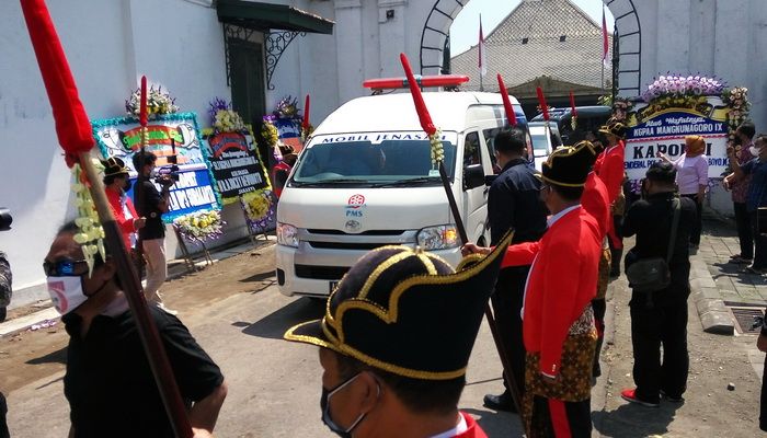 Pegawai Pemkot Solo berseragam khas prajurit keraton dan abdi ndalem Keraton Mangkunegaran memberi penghormatan iring-iringan mobil jenazah KGPAA Mangkunegara IX