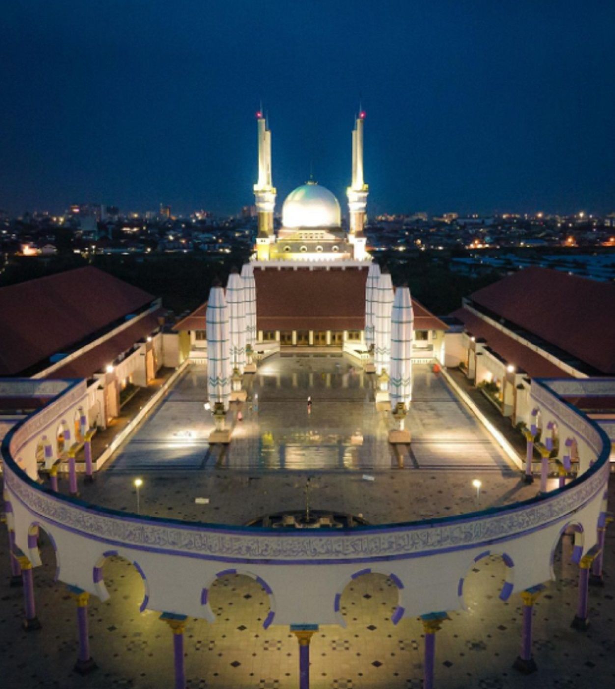 Masjid Agung Jawa Tengah (MAJT).  Terlengkap jadwal Imsak di Kota Semarang,  Sholat Lima Waktu dan berbuka puasa (Waktu Magrib), Minggu 26 Maret  2023 hari ini. 