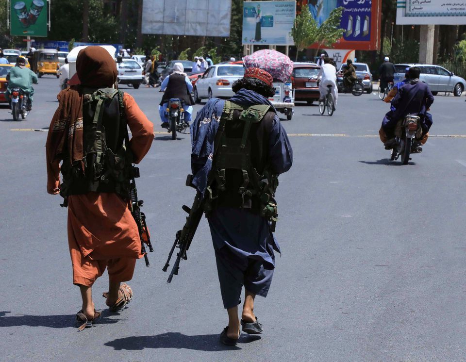 Pasukan Taliban berpatroli di sebuah jalan di Herat, Afghanistan 14 Agustus 2021. REUTERS/Stringer