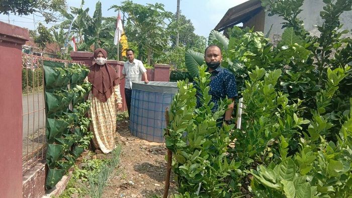 Tim Lembaga Pengabdian Masyarakat FKIP Matematika Unsil mendatangi warga Desa Wanasigra Ciamis untuk berbagi ilmu tentang budidaya tanaman dengan sistem polikultur, Minggu, 15 Agustus 2021.*