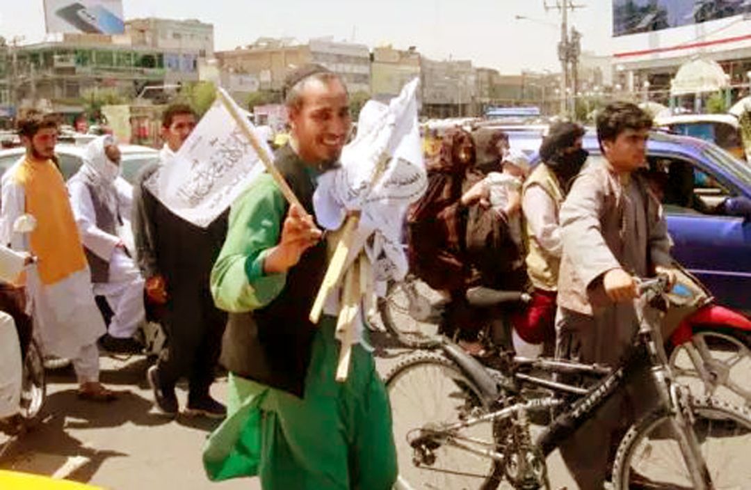 Tampak seorang pria seperti menjual Bendera Taliban di Afghanistan