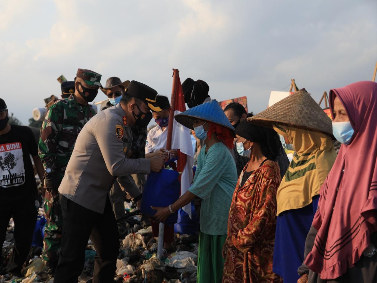 Kapolres Tasikmalaya Kota AKBP Aszhari Kurniawan menyerahkan bantuan paket sembako kepada warga pemulung TPSA Ciangir.