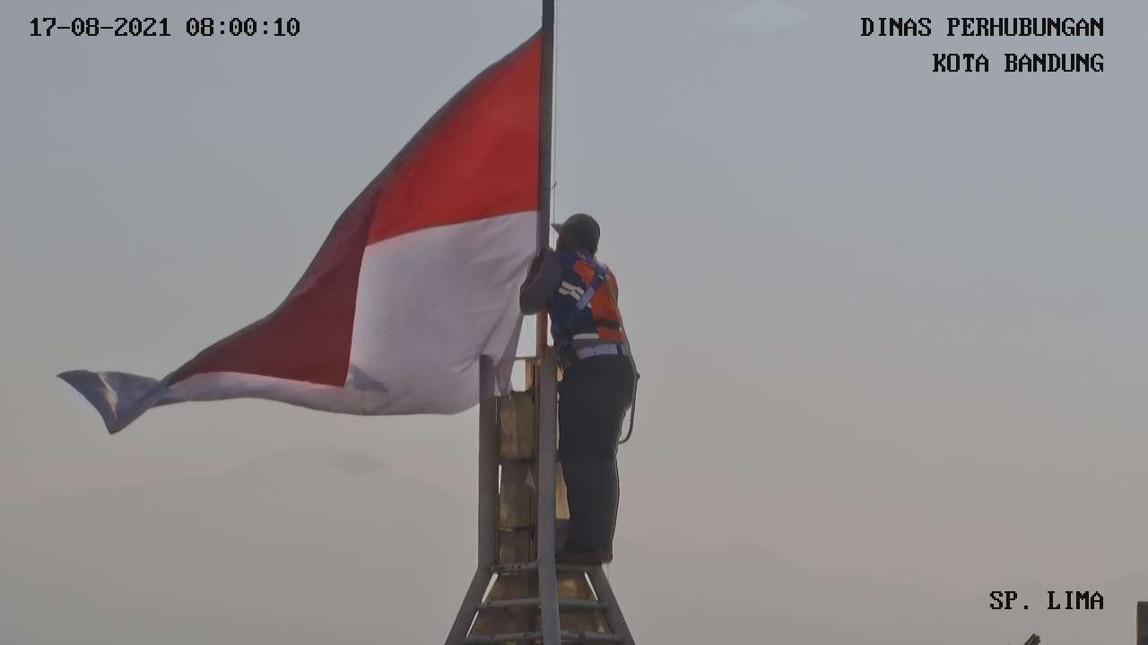 Perjuangan Petugas Dishub pasang bendera merah putih di Tugu Simpang 5 Jalan Asia Afrika Kota Bandung hari ini Selasa, 17 Agustus 2021.