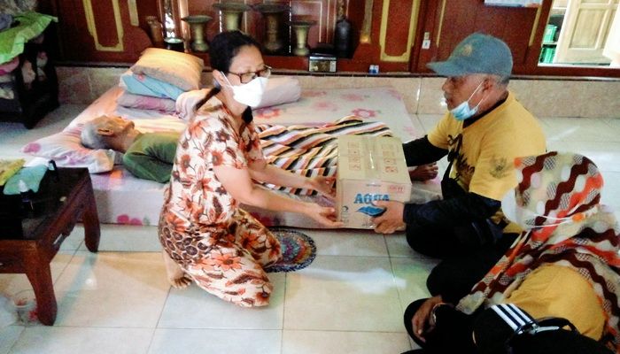 Perwakilan paguyuban Panglima (Pedagang Kaki Lima) Kartasura menjenguk Soegiono eks TP yang terbaring sakit di Hari Kemerdekaan RI ke-76