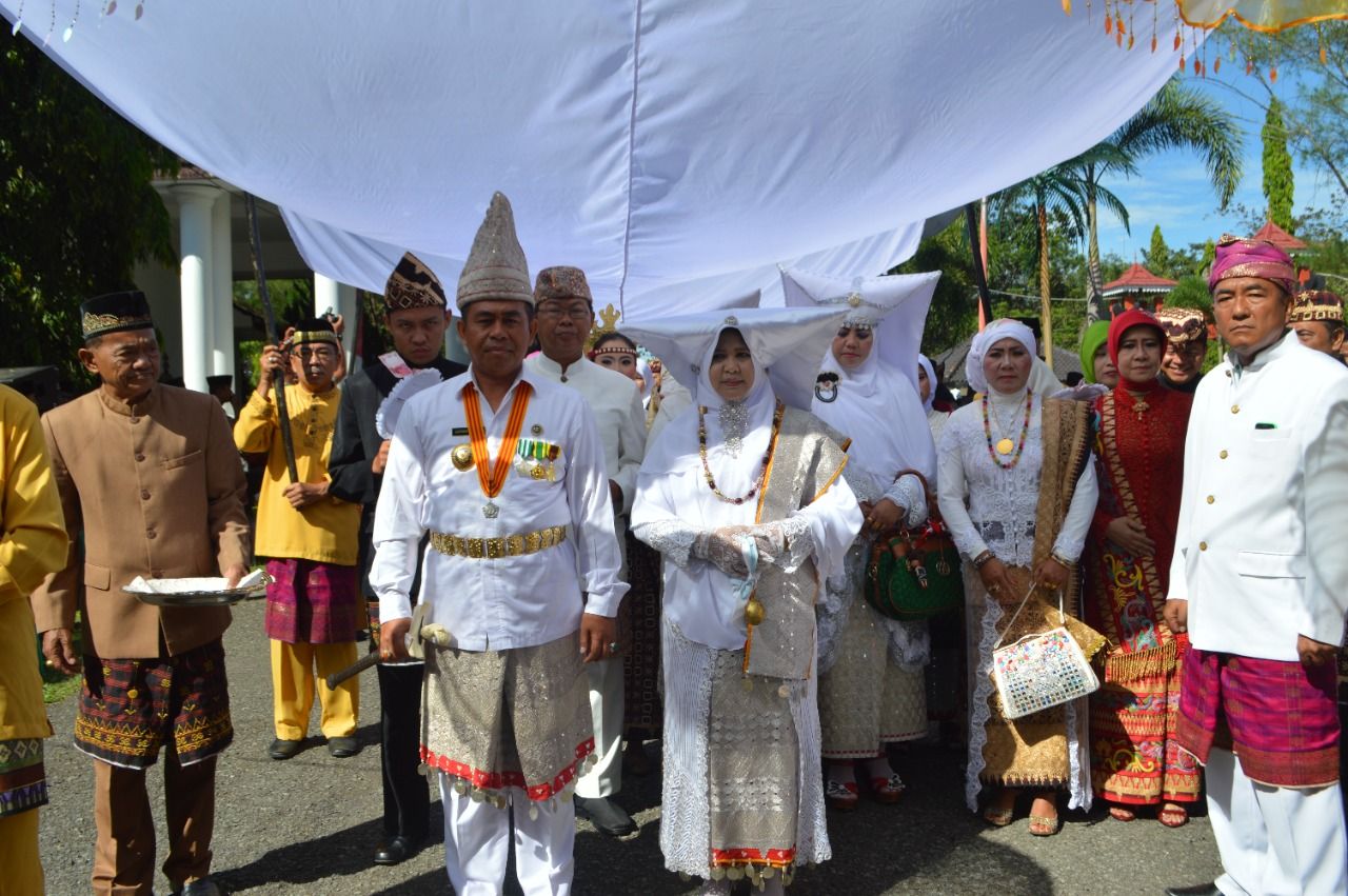 Bustami Zainudin mengenakan busana khas Lampung