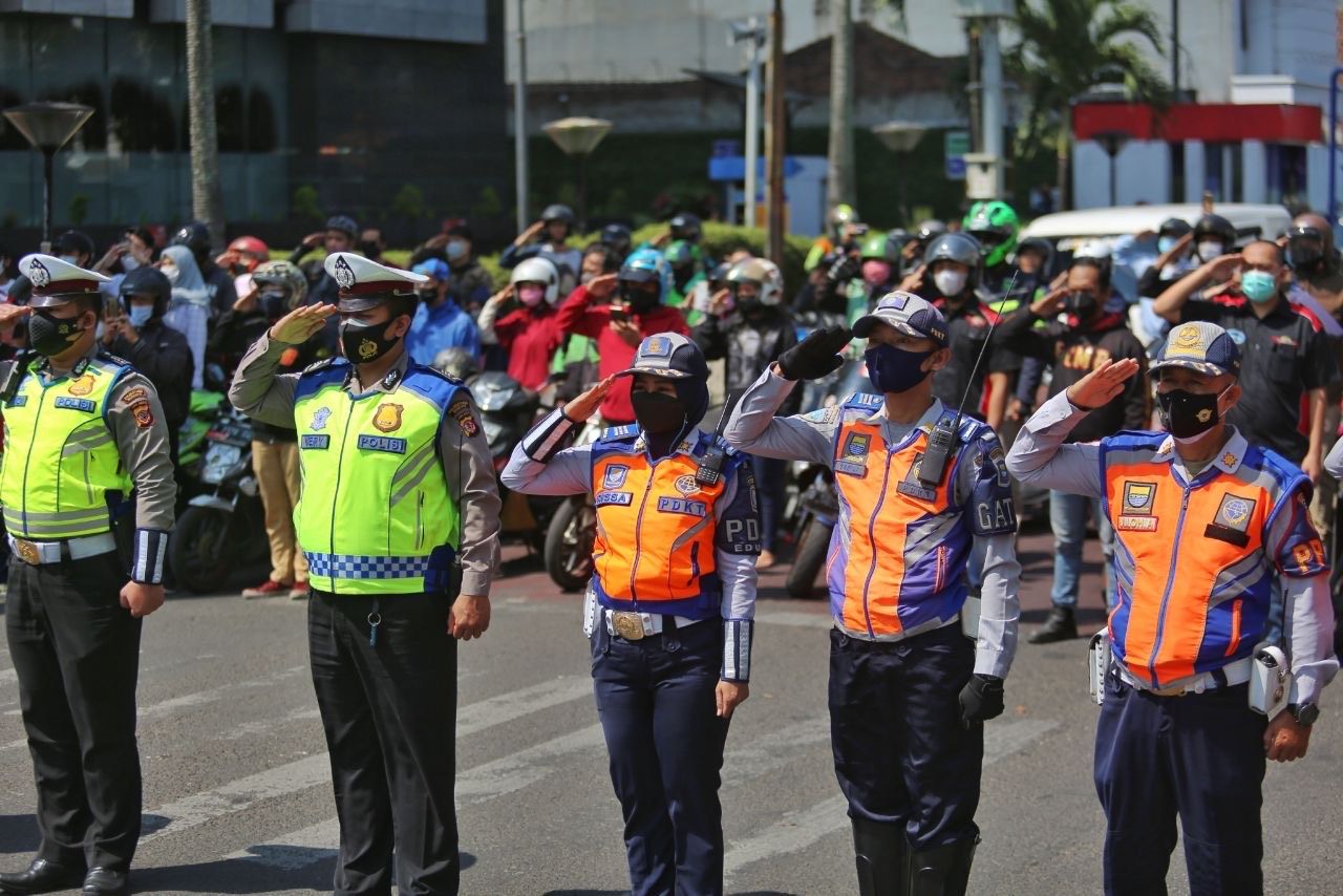 perayaan HUT ke-76 RI "Tiga Menit untuk Indonesia" di Jalan Merdeka, Selasa, 17 Agustus 2021.