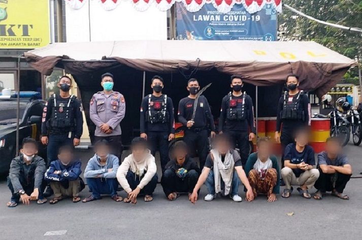Polisi dari Polrestro Jakarta Barat tangkap anggota geng motor yang akan beraksi menggelar tawuran berkeliling dengan membawa senjata tajam, sambil Livestreaming, melalui akun Instagram. 