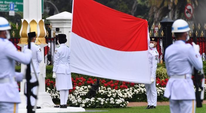 Pasukan Pengibar Bendera Pusaka (Paskibraka) bersiap mengibarkan Bendera Merah Putih saat Upacara Peringatan Detik-Detik Proklamasi 1945 yang dipimpin oleh Presiden Joko Widodo di Istana Merdeka, Jakarta, Senin, 17 Agustus 2020). 