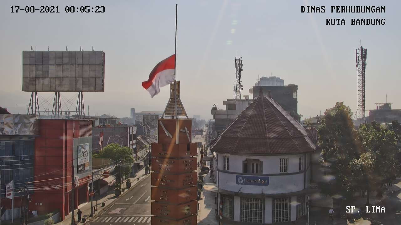 Bendera merah putih terpasang di Tugu Simpang 5 Jalan Asia Afrika Kota Bandung hari ini Selasa, 17 Agustus 2021.