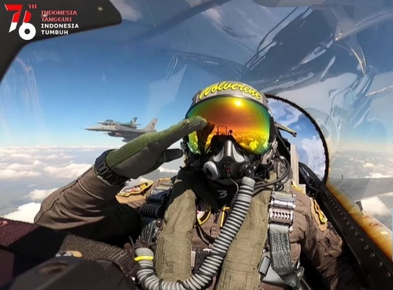 Ucapan Selamat HUT ke-76 RI Dari Kokpit F-16 Fighting Falcon di Ketinggian 1000 Kaki