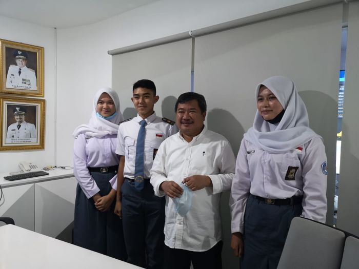  Qyara (masker hitam), pelajar SMAN 1 Garut yang terpilih menjadi  anggota Paskibraka tingkat nasional foto bersama dengan Bupati Garut Rudy Gunawan