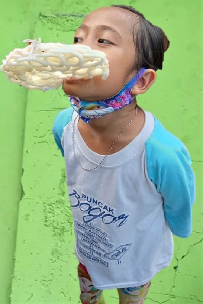 Salah satu peserta lomba makan kerupuk semarak 17 Agustus 2021 di Gomong Lama