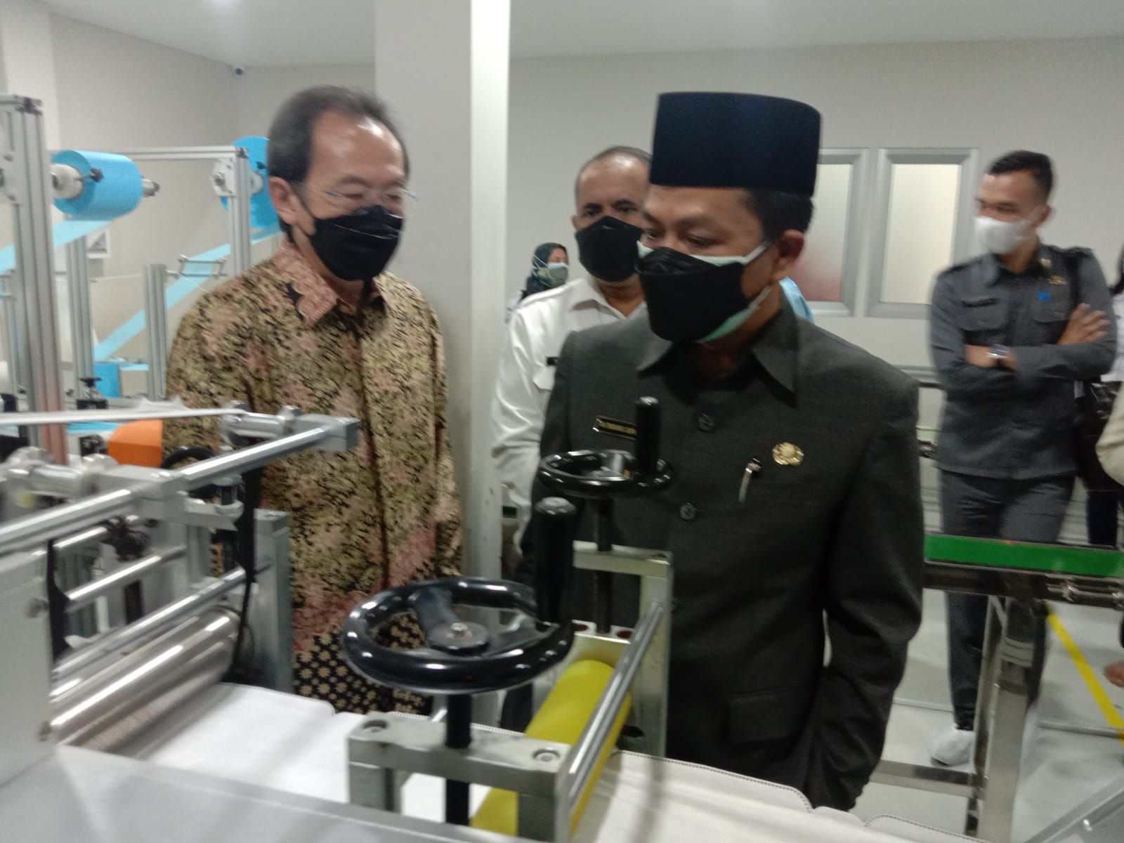 Bupati Bandung, Dadang Supriatna saat meninjau  PT Inti Anugrah Husada di Kutawaringin, Kabupaten Bandung, Rabu 18 Agustus 2021