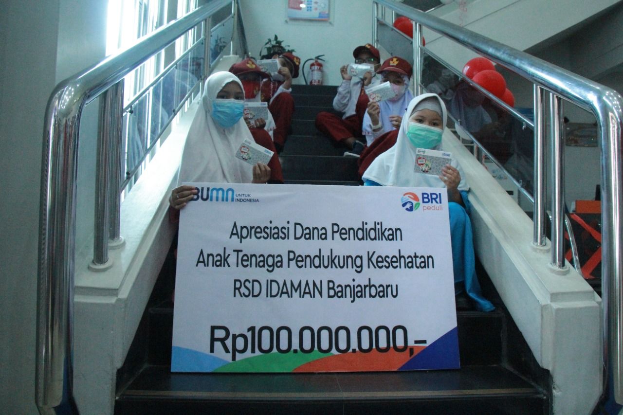 Dana Bantuan Pendidikan (Beasiswa) diberikan kepada 1.800 anak tenaga pendukung kesehatan/medis di berbagai daerah di Indonesia.