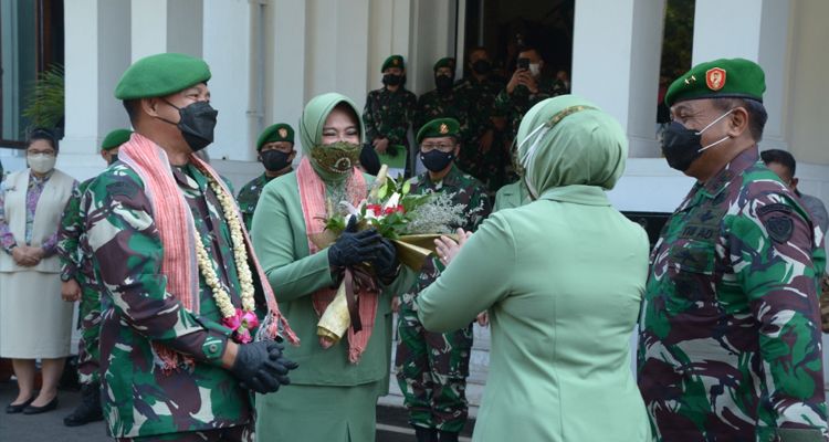 Mayjen TNI Agus Subiyanto (kiri) dalam acara tradisi penyambutan dan penerimaan Pangdam III/Siliwangi