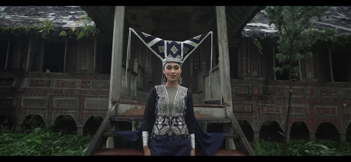 Penampilan Novia Bachmid dan Rumah Gadang dalam Video Klip Wonderland Indonesia.