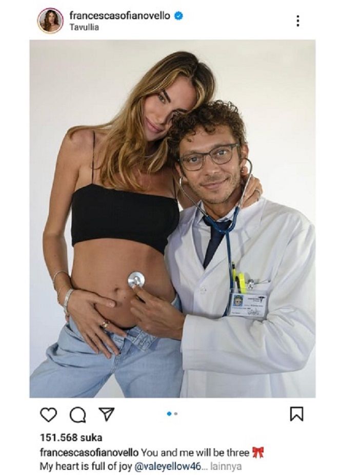 Valentino Rossi berpose bersama sang kekash, Francesa Sofia Novello.