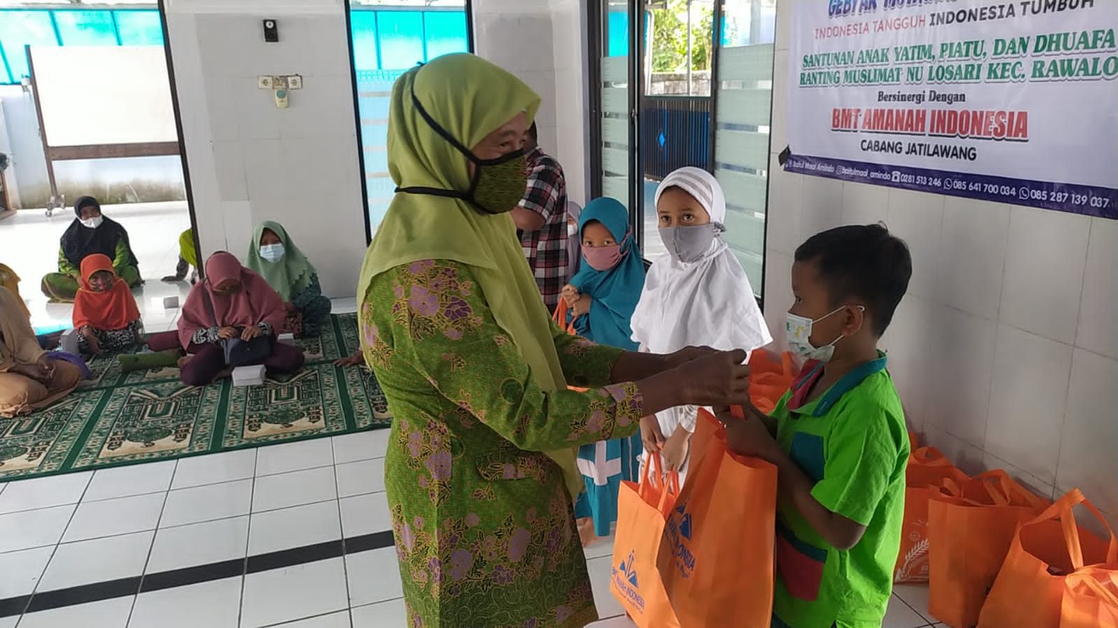 BMT Amanah Indonesia Cabang Jatilawang Bagi Santunan dan Sembako untuk 20 Anak Yatim di Desa Losari, Rawalo, 19 Agustus 2021. / Foto: Istimewa